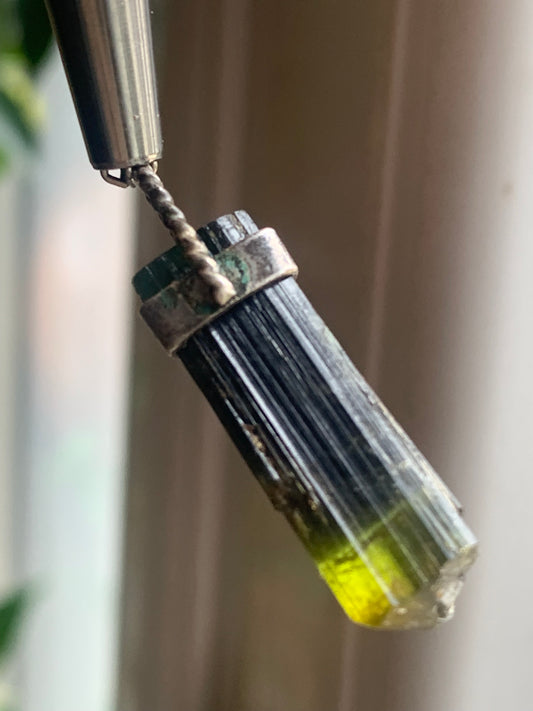 Tourmaline verte ou Verdélite ! Pièce unique en Argent de 32 millimètres de hauteur x 9 millimètres de largeur x 8 d'épaisseur. Vendu avec cordon réglable de couleur noire. Fait par Gen & Zen !