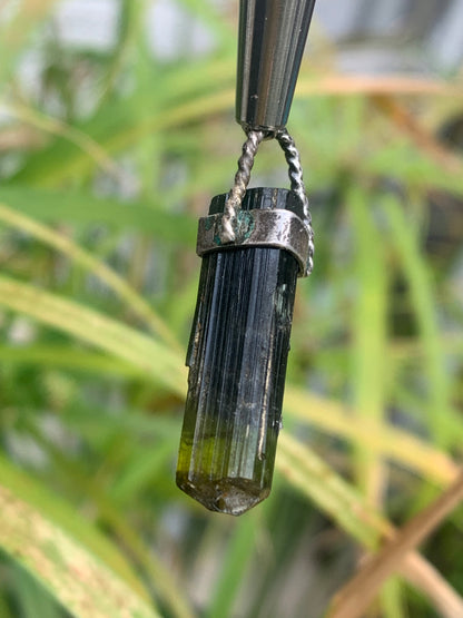 Tourmaline verte ou Verdélite ! Pièce unique en Argent de 32 millimètres de hauteur x 9 millimètres de largeur x 8 d'épaisseur. Vendu avec cordon réglable de couleur noire. Fait par Gen & Zen !