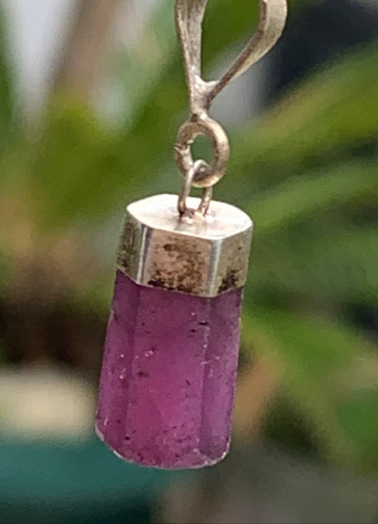 Rubis d'Inde ! Pièce unique en Argent de 29 mm x 7 x 7. Vendu avec un cordon réglable de couleur noire !
