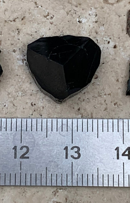Tourmaline noire, tranches naturelles/ cabochons à 3 faces, 3 pièces au choix, de 14 x 14 x 5 mm - 1,2 à 1,7 gramme par pièce !