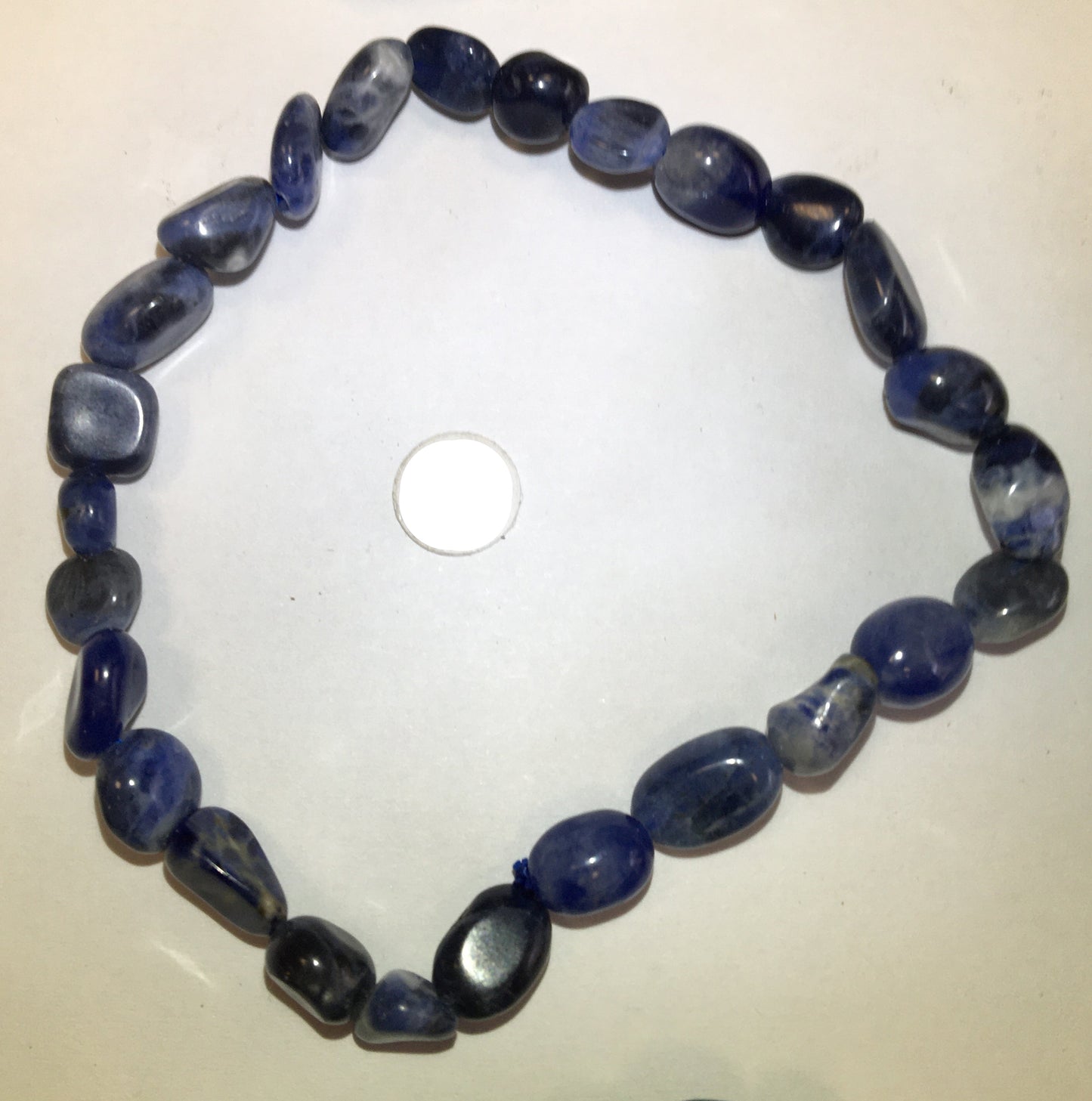 Sodalite, bracelet de 17 à 21cm, collier de 42cm et sautoir de 60cm. Perles de type 'Graine' de formes naturelles montées sur fil de haute résistance !