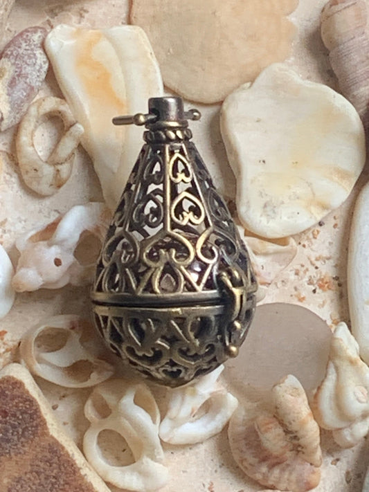 Pendentif/ Cage à pierre, peut servir de Bolas (pendentif de grossesse) ou pour perle de lave pour huile essentielle ! 4,8 centimètres de hauteur x 2 cm de diamètre. Fait en laiton ! Vendu avec une perle de lave de 18 mm !