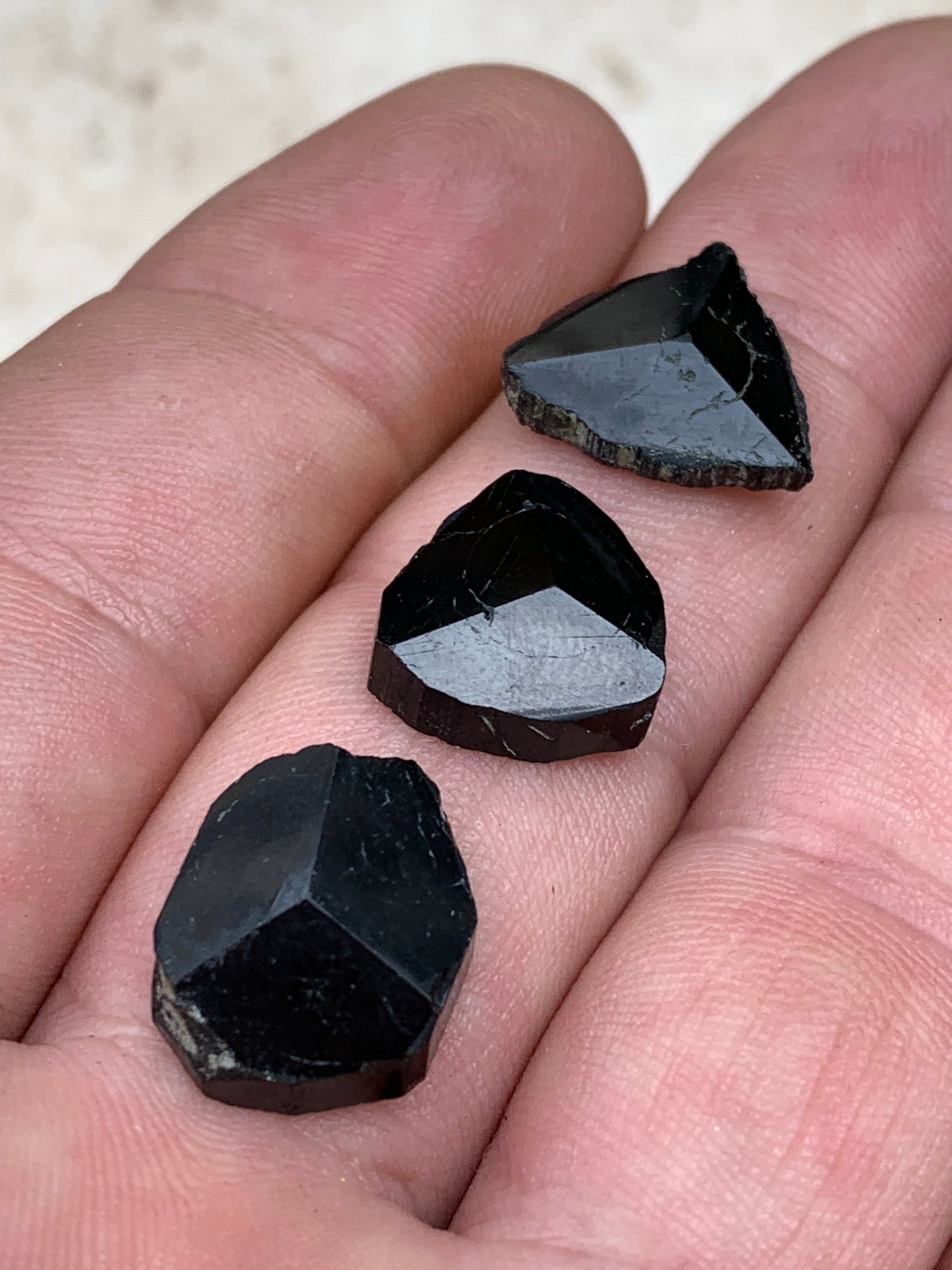 Tourmaline noire, tranches naturelles/ cabochons à 3 faces, 3 pièces au choix, de 14 x 14 x 5 mm - 1,2 à 1,7 gramme par pièce !