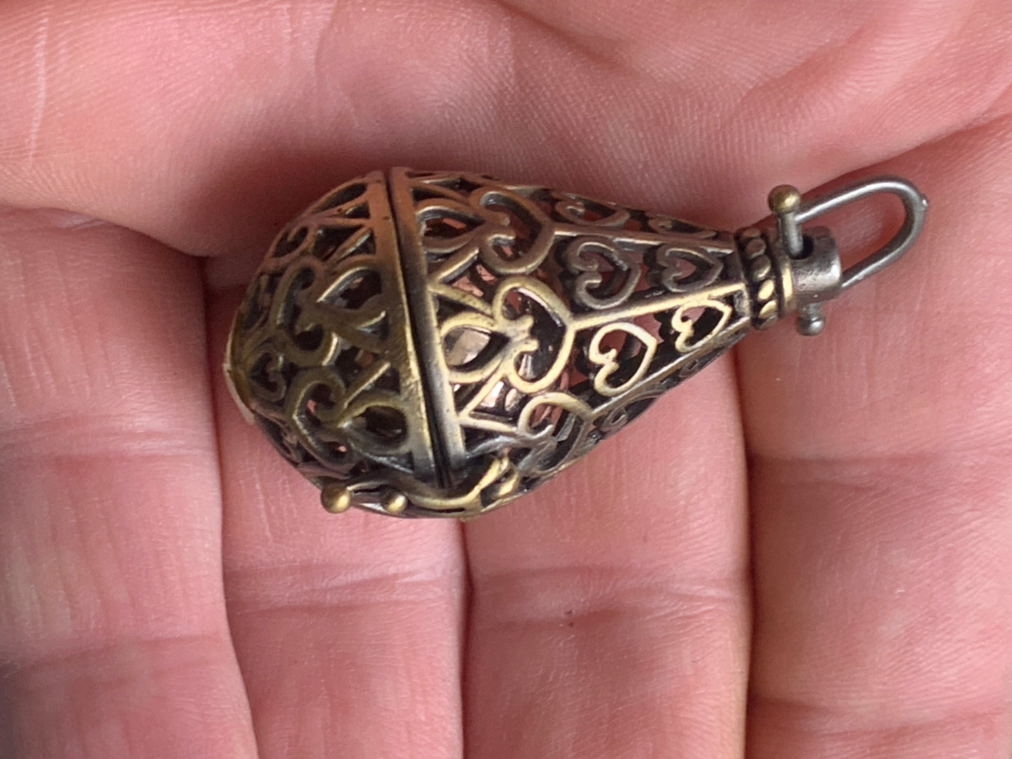 Pendentif/ Cage à pierre, peut servir de Bolas (pendentif de grossesse) ou pour perle de lave pour huile essentielle ! 4,8 centimètres de hauteur x 2 cm de diamètre. Fait en laiton ! Vendu avec une perle de lave de 18 mm !