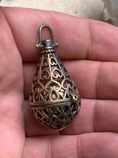Pendentif/ Cage à pierre, peut servir de Bolas (pendentif de grossesse) ou pour perle de lave pour huile essentielle ! 4,8 centimètres de hauteur x 2 cm de diamètre. Fait en laiton ! Vendu avec une perle de lave de 18 mm !