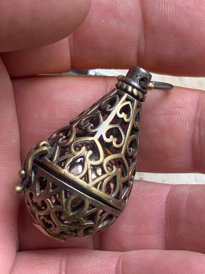 Pendentif/ Cage à pierre, peut servir de Bolas (pendentif de grossesse) ou pour perle de lave pour huile essentielle ! 4,8 centimètres de hauteur x 2 cm de diamètre. Fait en laiton ! Vendu avec une perle de lave de 18 mm !