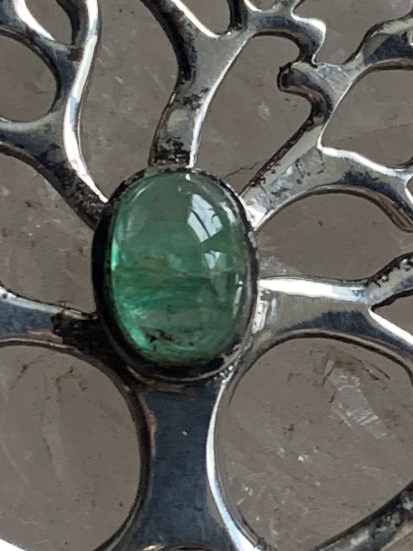 Pendentif en Argent 925 en forme de 'd'arbre de vie' avec une émeraude au centre, de 25 millimètres de diamètre. Vendu avec cordon noir réglable offert, parfait !