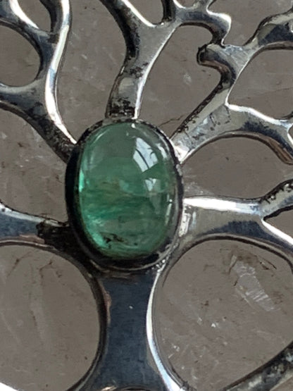Pendentif en Argent 925 en forme de 'd'arbre de vie' avec une émeraude au centre, de 25 millimètres de diamètre. Vendu avec cordon noir réglable offert, parfait !