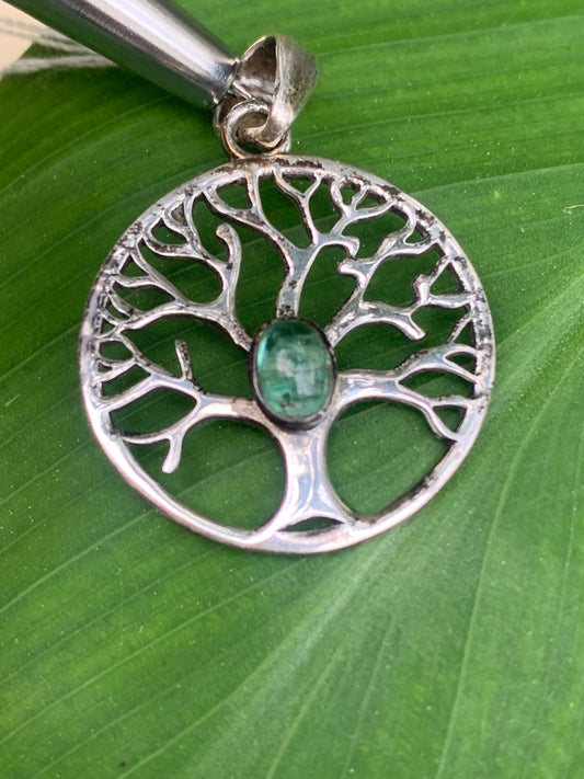 Pendentif en Argent 925 en forme de 'd'arbre de vie' avec une émeraude au centre, de 25 millimètres de diamètre. Vendu avec cordon noir réglable offert, parfait !
