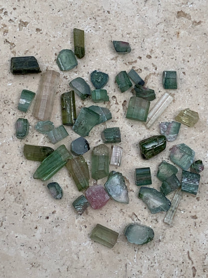 Tourmaline diverses (Verdélite, Indicolite, Melon d'eau), lot de 46 pièces de 3 à 16 mm - 10 grammes.