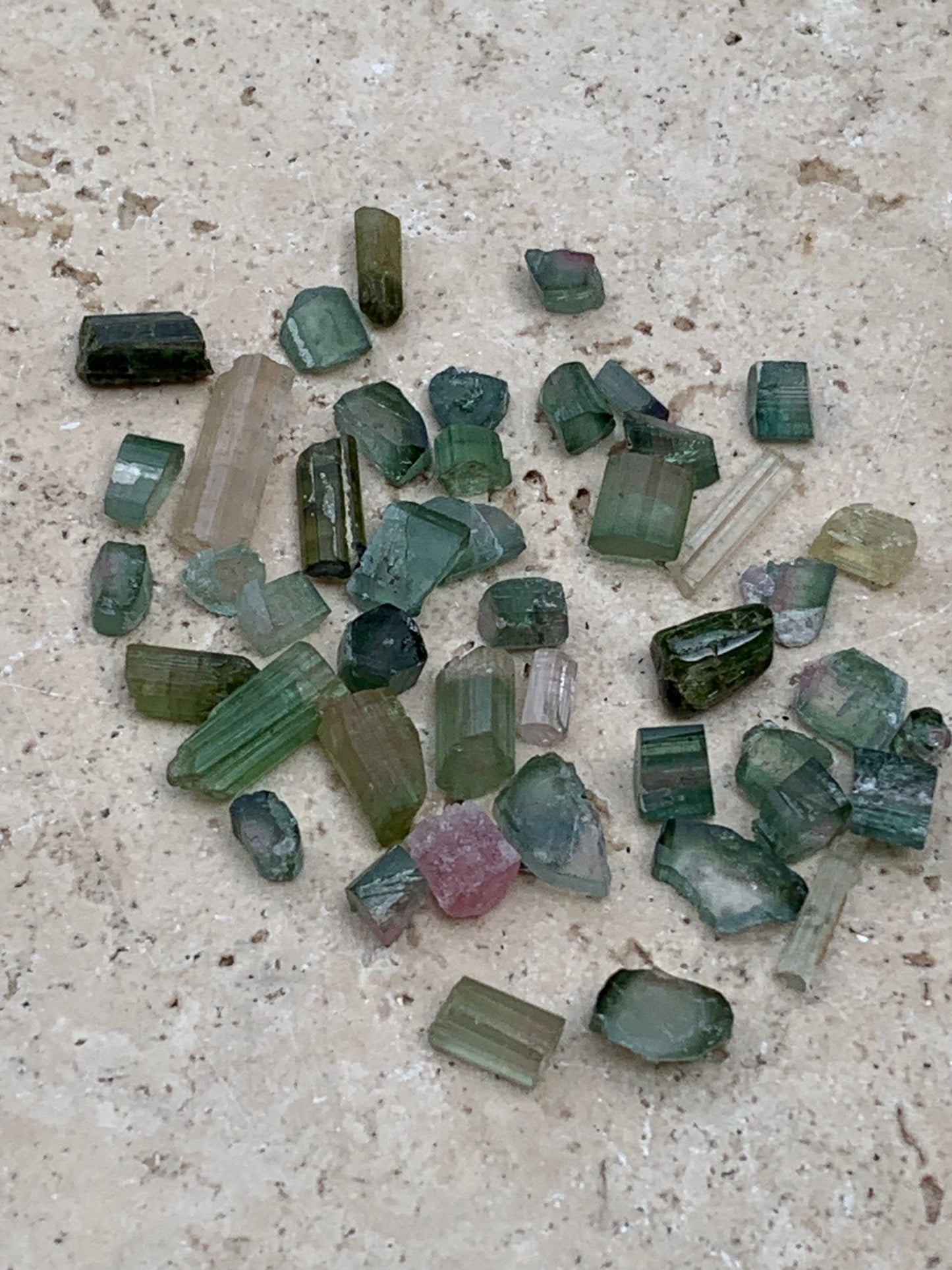 Tourmaline diverses (Verdélite, Indicolite, Melon d'eau), lot de 46 pièces de 3 à 16 mm - 10 grammes.