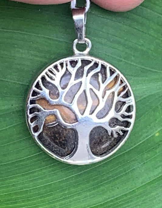 Pendentif en métal argenté 'Arbre de vie' avec un oeil de tigre en fond, de 27 mm de diamètre. Vendu avec cordon noir réglable, parfait !