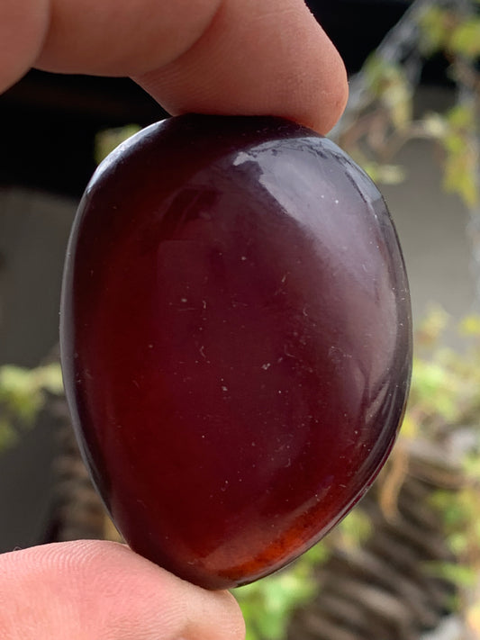 Ambre, galet poli couleur 'cerise ou ambre cognac', de 48 X 35 X 22 mm - 20,4 grammes. Très belle qualité 'Gemme', en transparence vous verrez des reflets rouges ambrés incroyables !