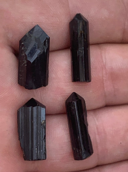 Tourmaline noire, pointes naturelles à 3 faces, 4 pièces au choix, de 20 x 6 x 5 mm - 2 grammes par pièce environ !