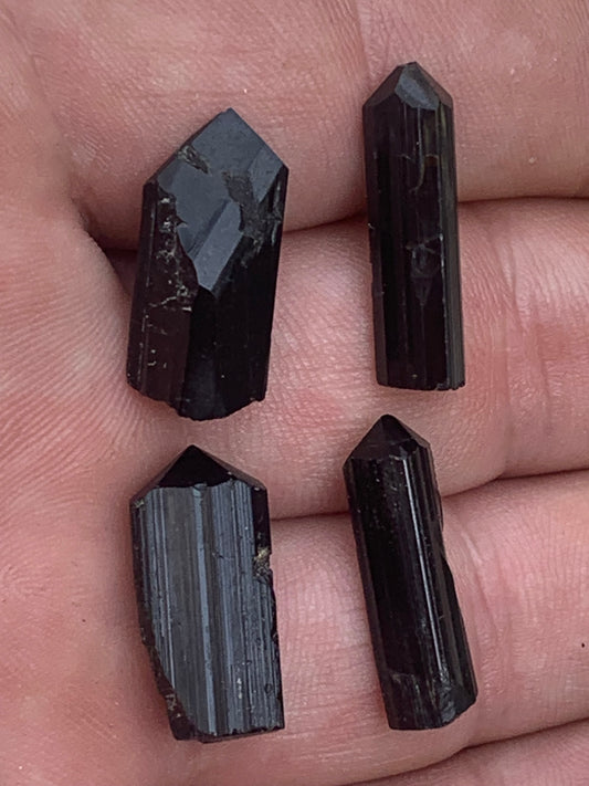 Tourmaline noire, pointes naturelles à 3 faces, 4 pièces au choix, de 20 x 6 x 5 mm - 2 grammes par pièce environ !