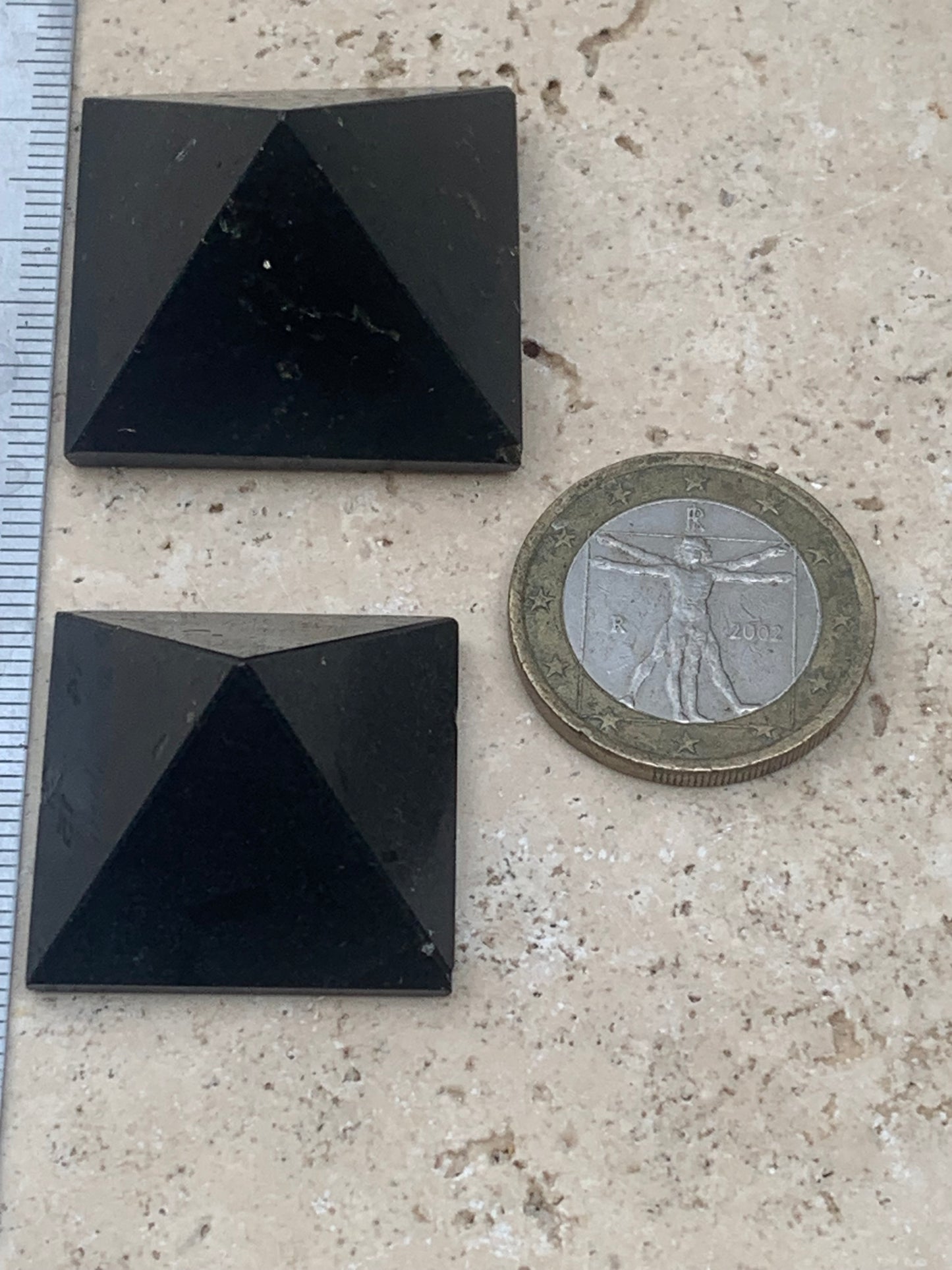 Pyramides en Tourmaline, de 25 à 30 millimètres ! Protège des ondes et permet l'ancrage, parfait pour la lithothérapie, collection, exposition...!