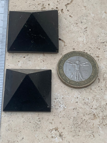 Pyramides en Tourmaline, de 25 à 30 millimètres ! Protège des ondes et permet l'ancrage, parfait pour la lithothérapie, collection, exposition...!