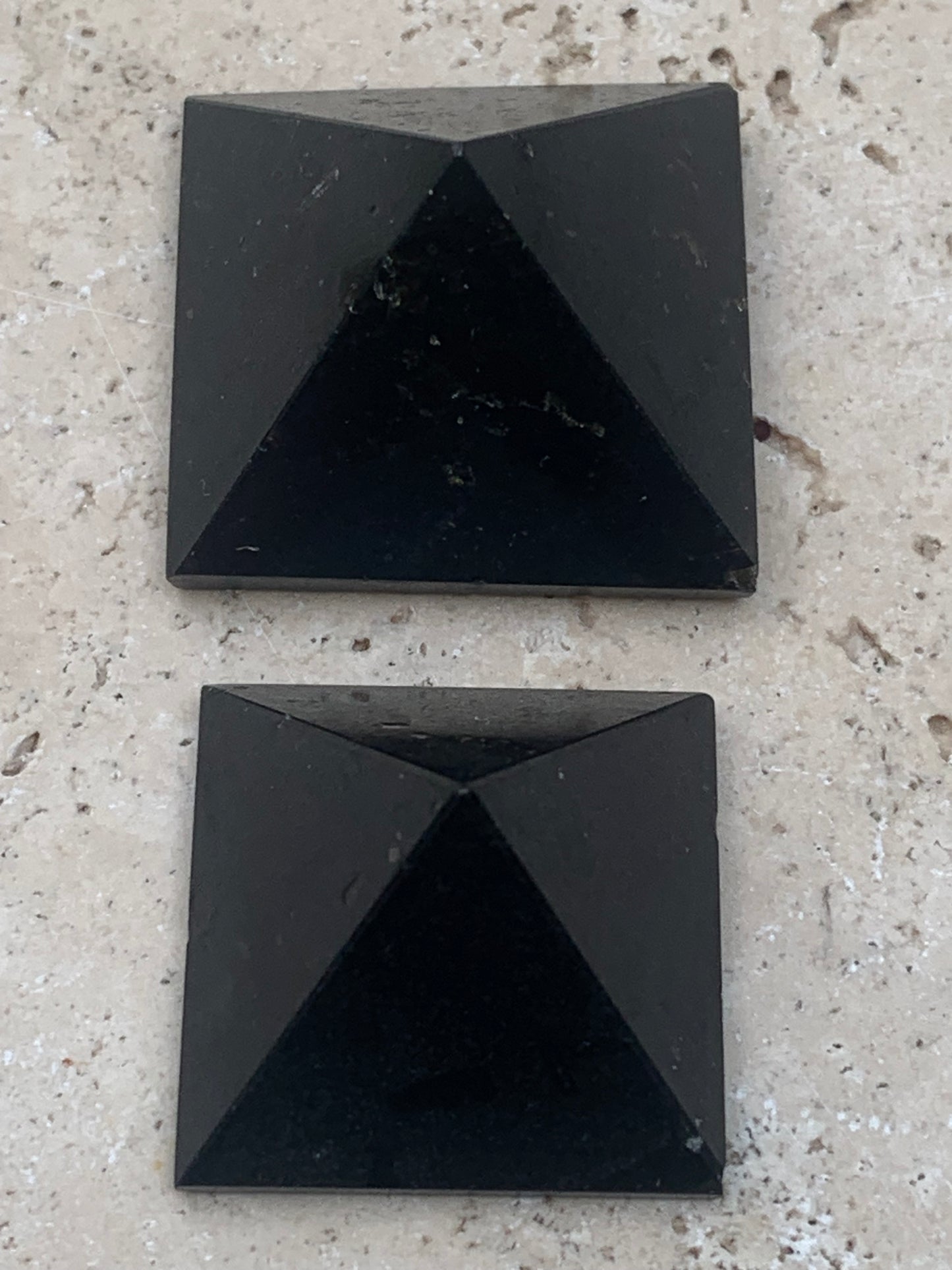 Pyramides en Tourmaline, de 25 à 30 millimètres ! Protège des ondes et permet l'ancrage, parfait pour la lithothérapie, collection, exposition...!