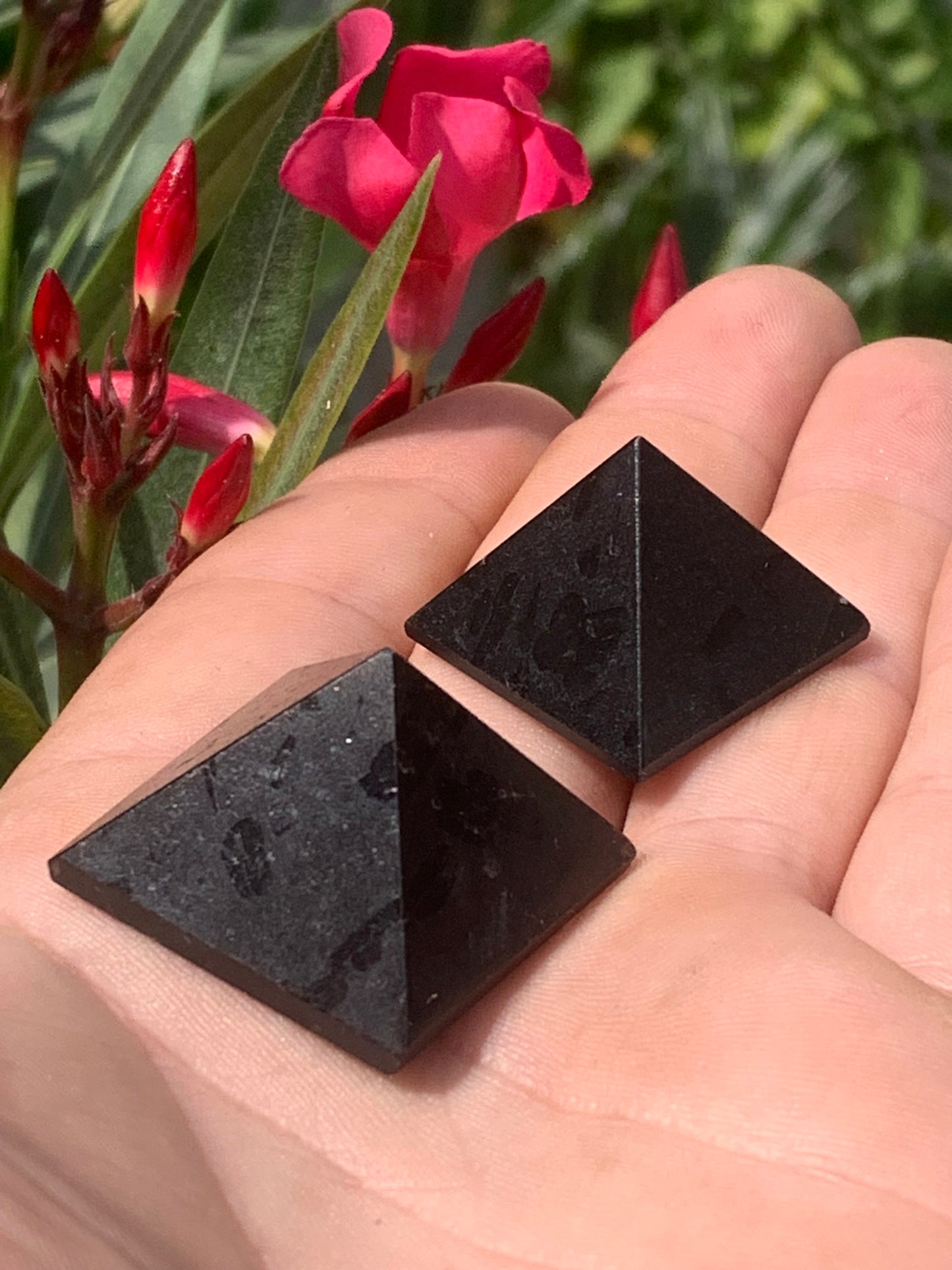 Pyramides en Tourmaline, de 25 à 30 millimètres ! Protège des ondes et permet l'ancrage, parfait pour la lithothérapie, collection, exposition...!