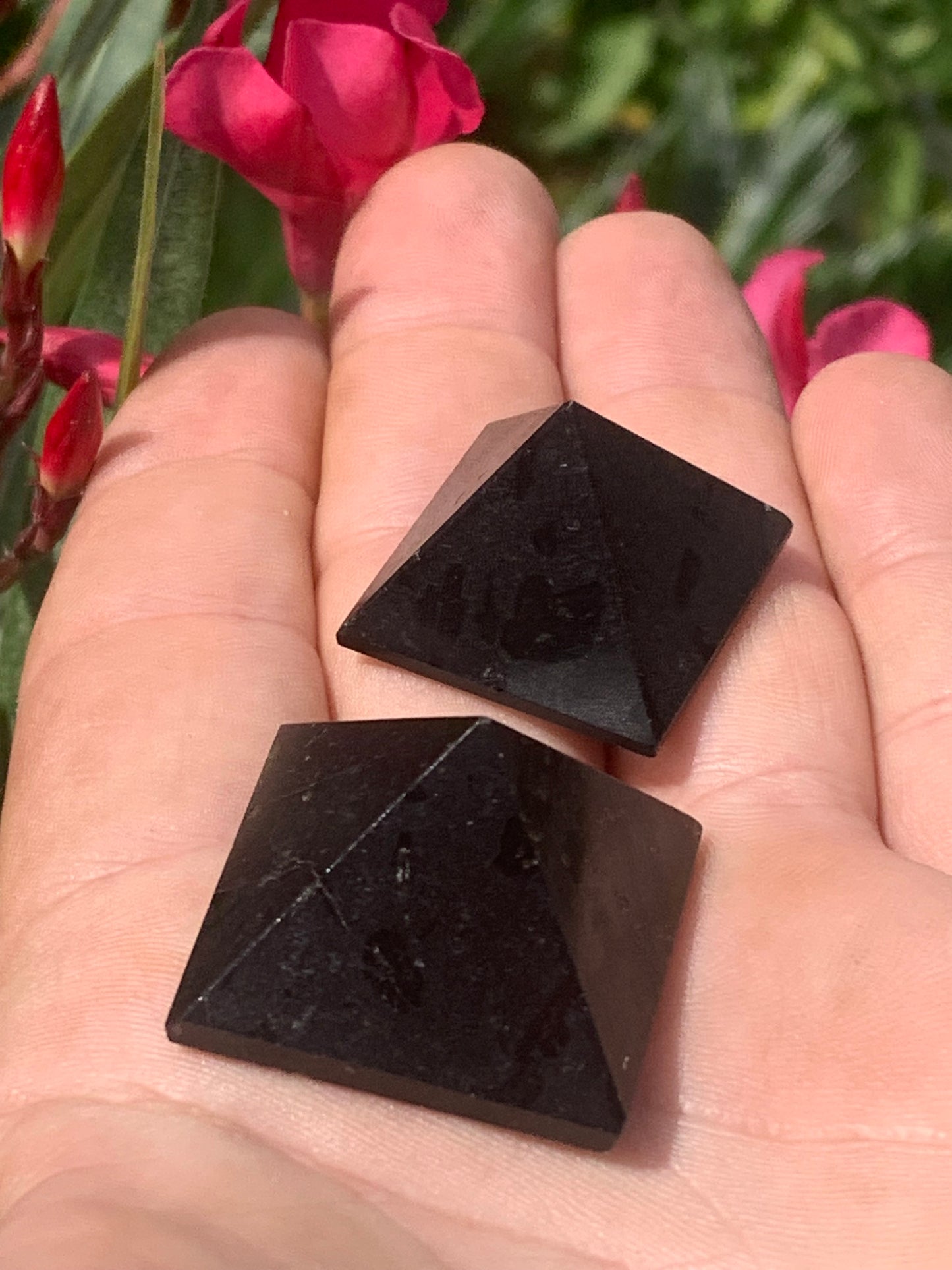 Pyramides en Tourmaline, de 25 à 30 millimètres ! Protège des ondes et permet l'ancrage, parfait pour la lithothérapie, collection, exposition...!