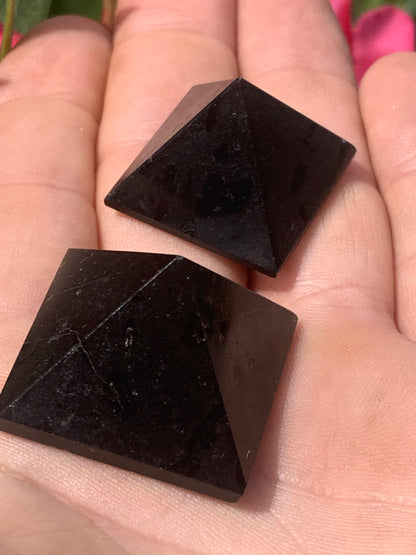 Pyramides en Tourmaline, de 25 à 30 millimètres ! Protège des ondes et permet l'ancrage, parfait pour la lithothérapie, collection, exposition...!