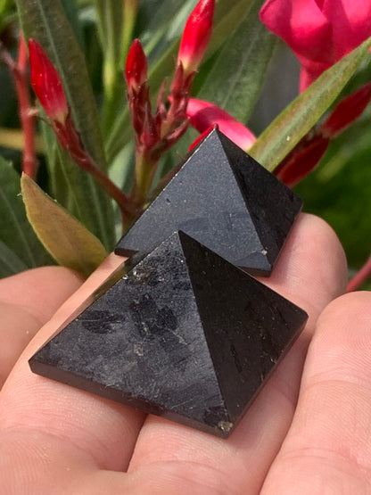 Pyramides en Tourmaline, de 25 à 30 millimètres ! Protège des ondes et permet l'ancrage, parfait pour la lithothérapie, collection, exposition...!