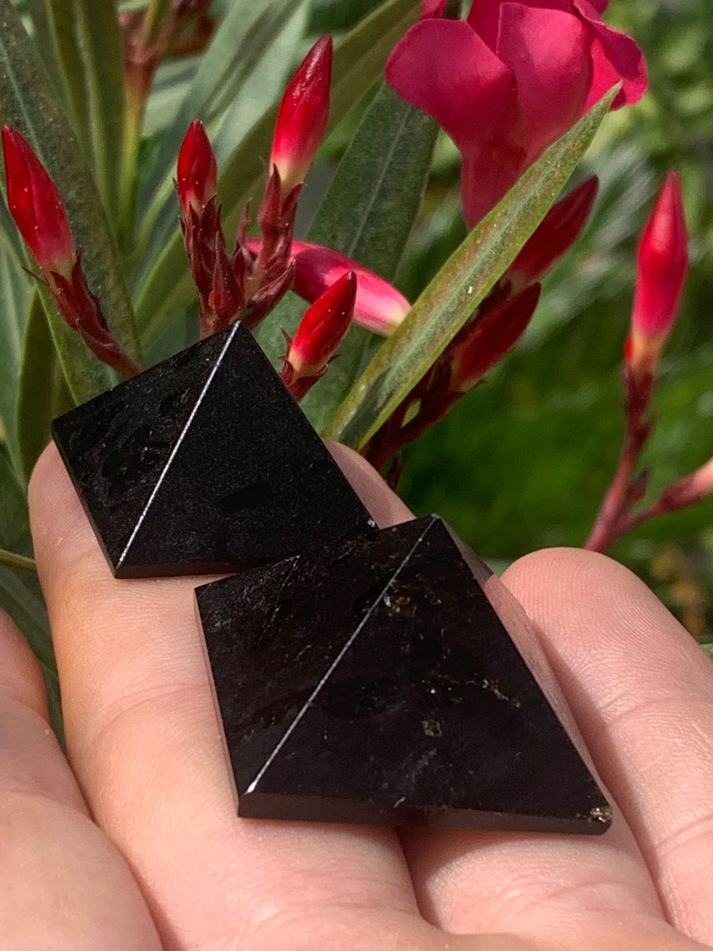 Pyramides en Tourmaline, de 25 à 30 millimètres ! Protège des ondes et permet l'ancrage, parfait pour la lithothérapie, collection, exposition...!
