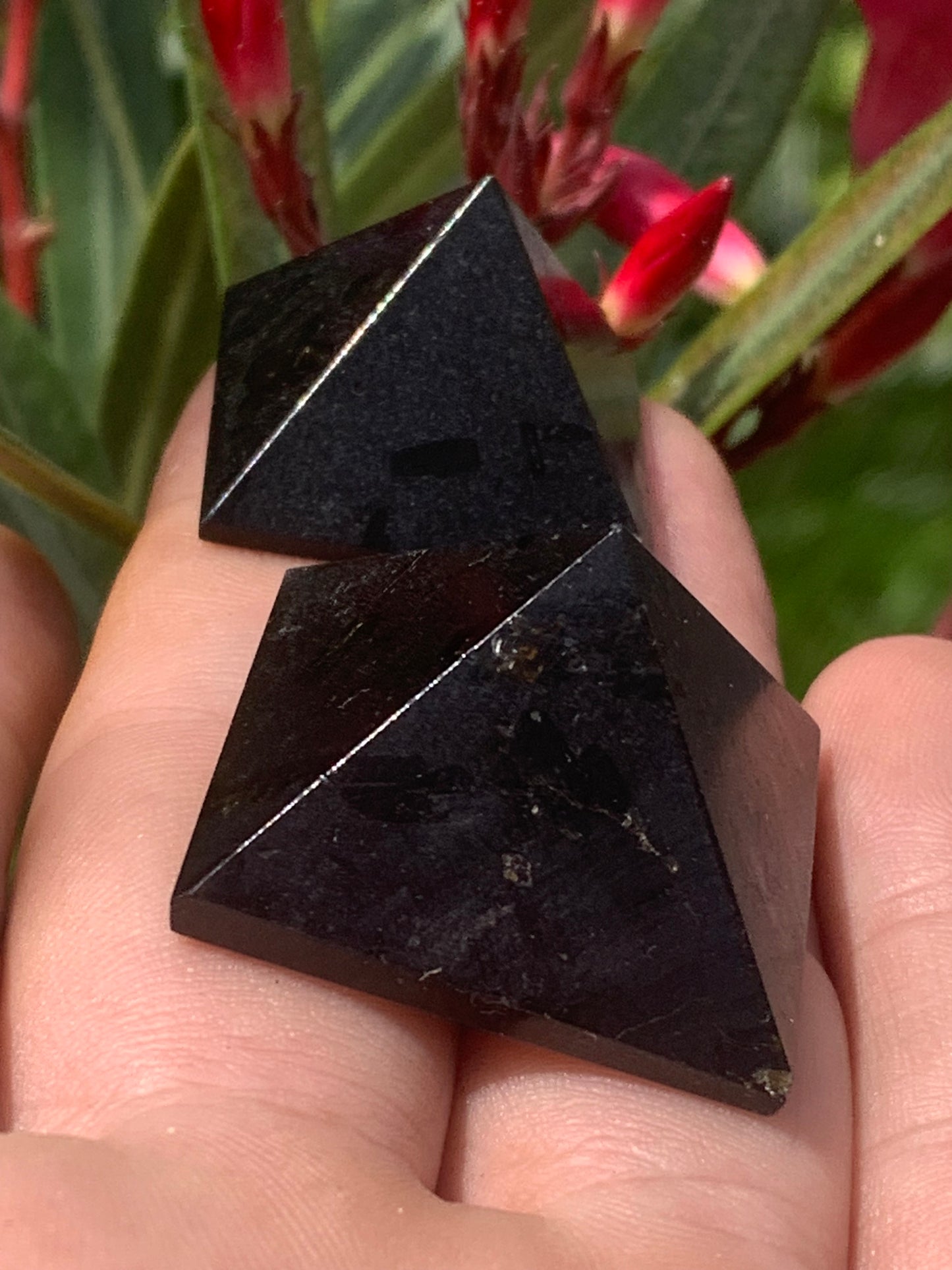 Pyramides en Tourmaline, de 25 à 30 millimètres ! Protège des ondes et permet l'ancrage, parfait pour la lithothérapie, collection, exposition...!