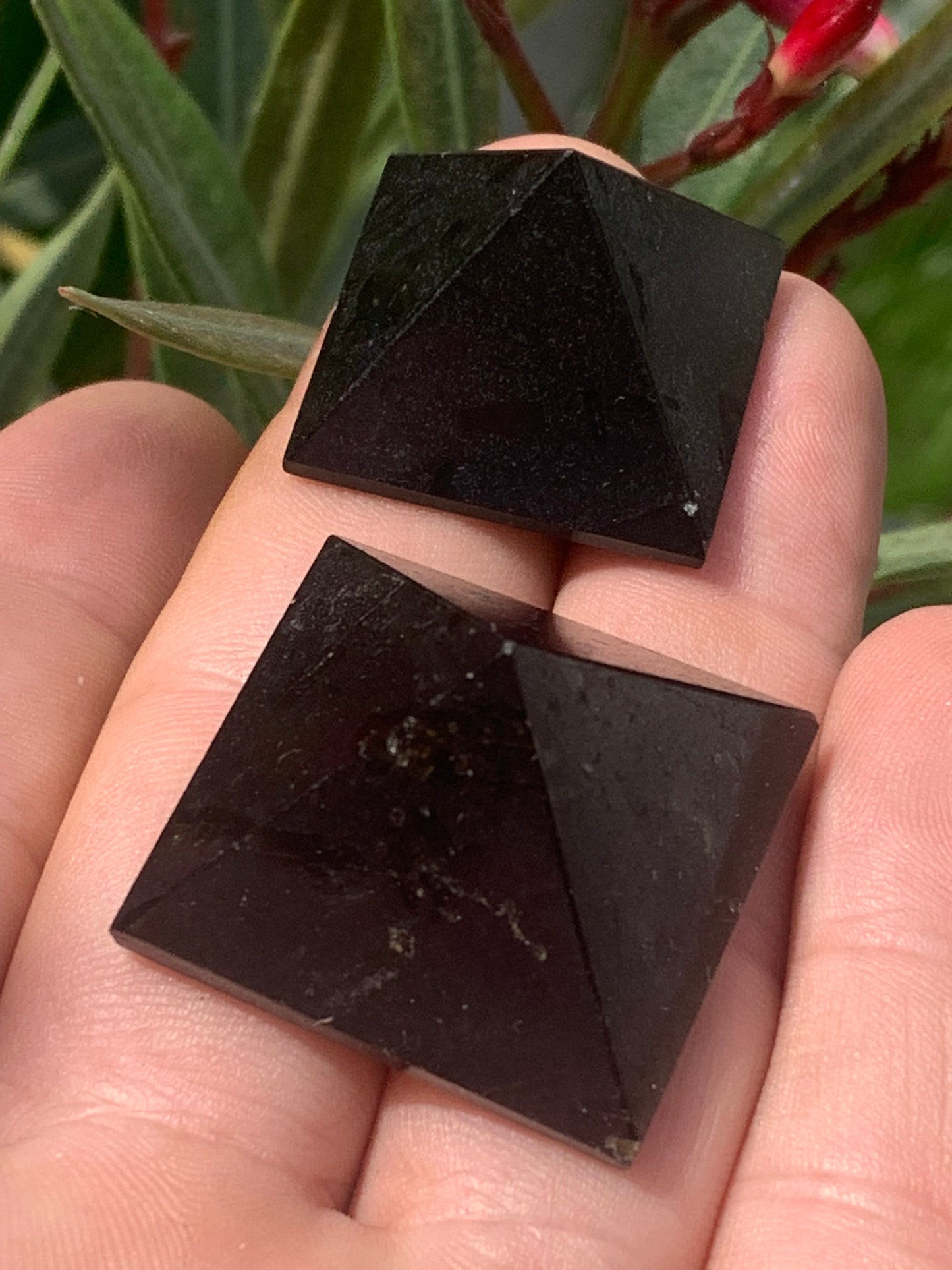 Pyramides en Tourmaline, de 25 à 30 millimètres ! Protège des ondes et permet l'ancrage, parfait pour la lithothérapie, collection, exposition...!