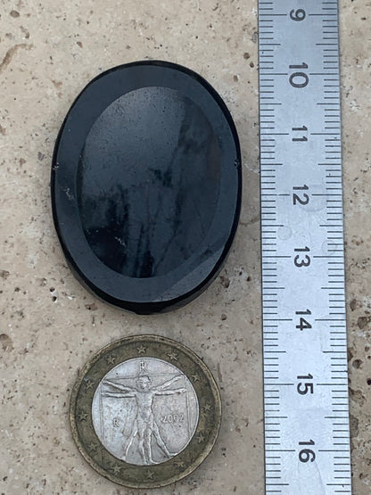 Tourmaline noire, galet de massage de 40 x 30 x 10 mm - 18,5 grammes. Beau galet incurvé pour massage ou pour la poche !