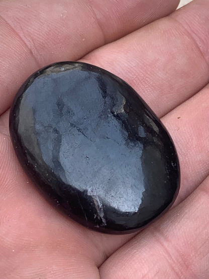 Tourmaline noire, galet de massage de 40 x 30 x 10 mm - 18,5 grammes. Beau galet incurvé pour massage ou pour la poche !