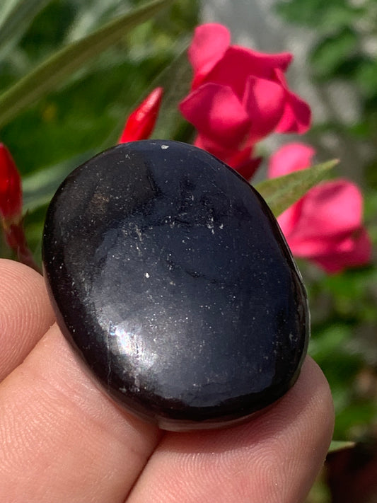 Tourmaline noire, galet de massage de 40 x 30 x 10 mm - 18,5 grammes. Beau galet incurvé pour massage ou pour la poche !