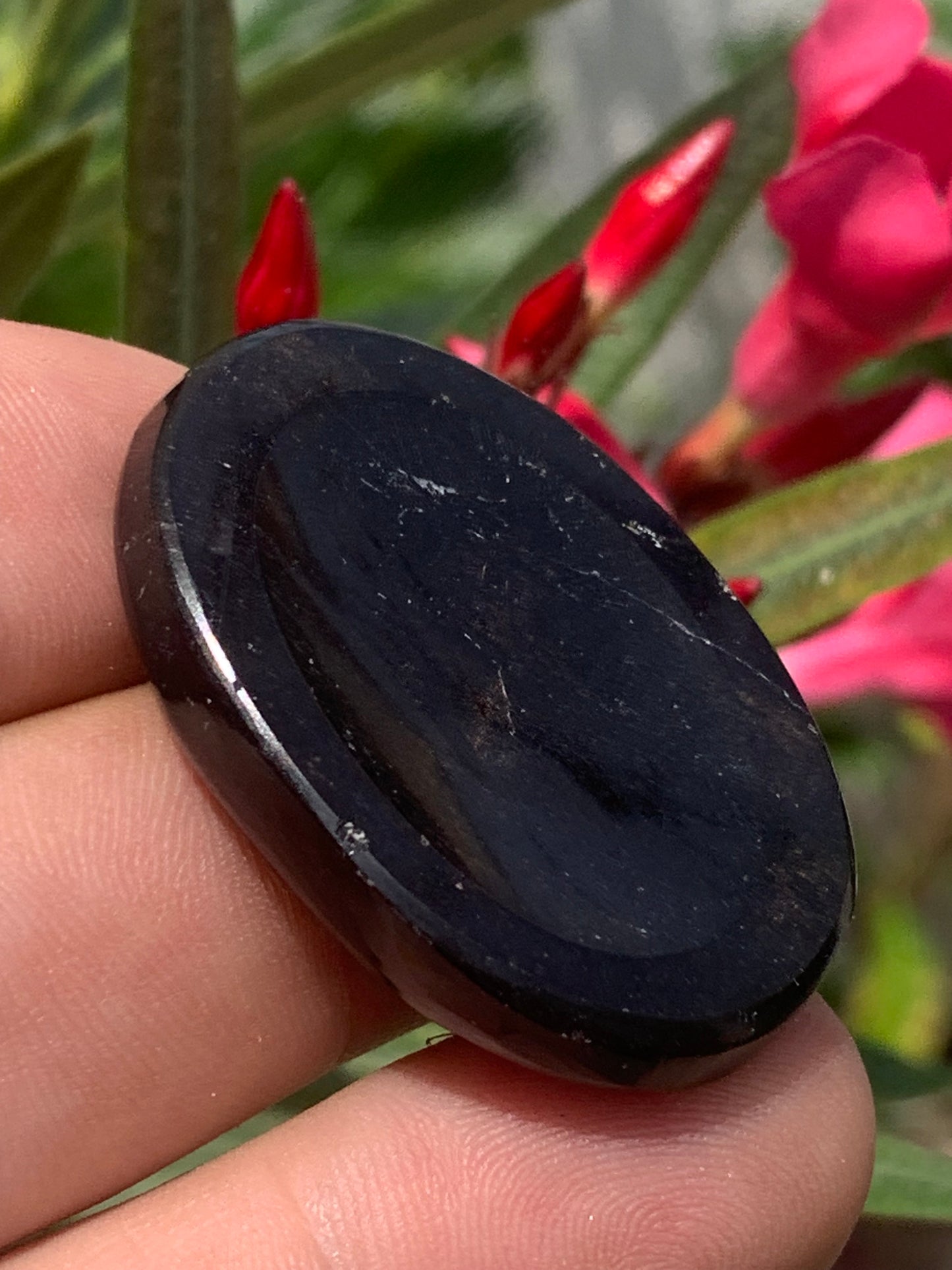 Tourmaline noire, galet de massage de 40 x 30 x 10 mm - 18,5 grammes. Beau galet incurvé pour massage ou pour la poche !
