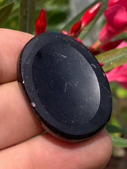 Tourmaline noire, galet de massage de 40 x 30 x 10 mm - 18,5 grammes. Beau galet incurvé pour massage ou pour la poche !