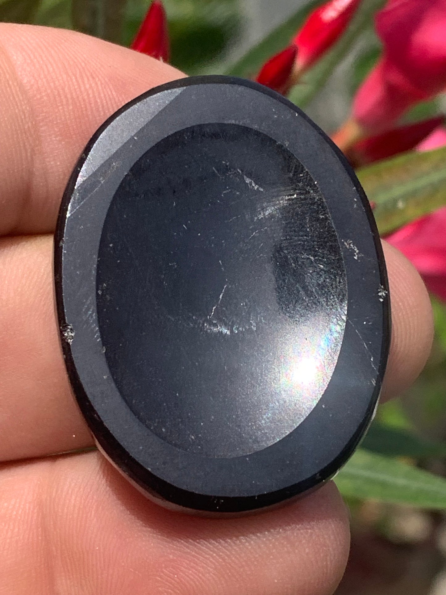 Tourmaline noire, galet de massage de 40 x 30 x 10 mm - 18,5 grammes. Beau galet incurvé pour massage ou pour la poche !