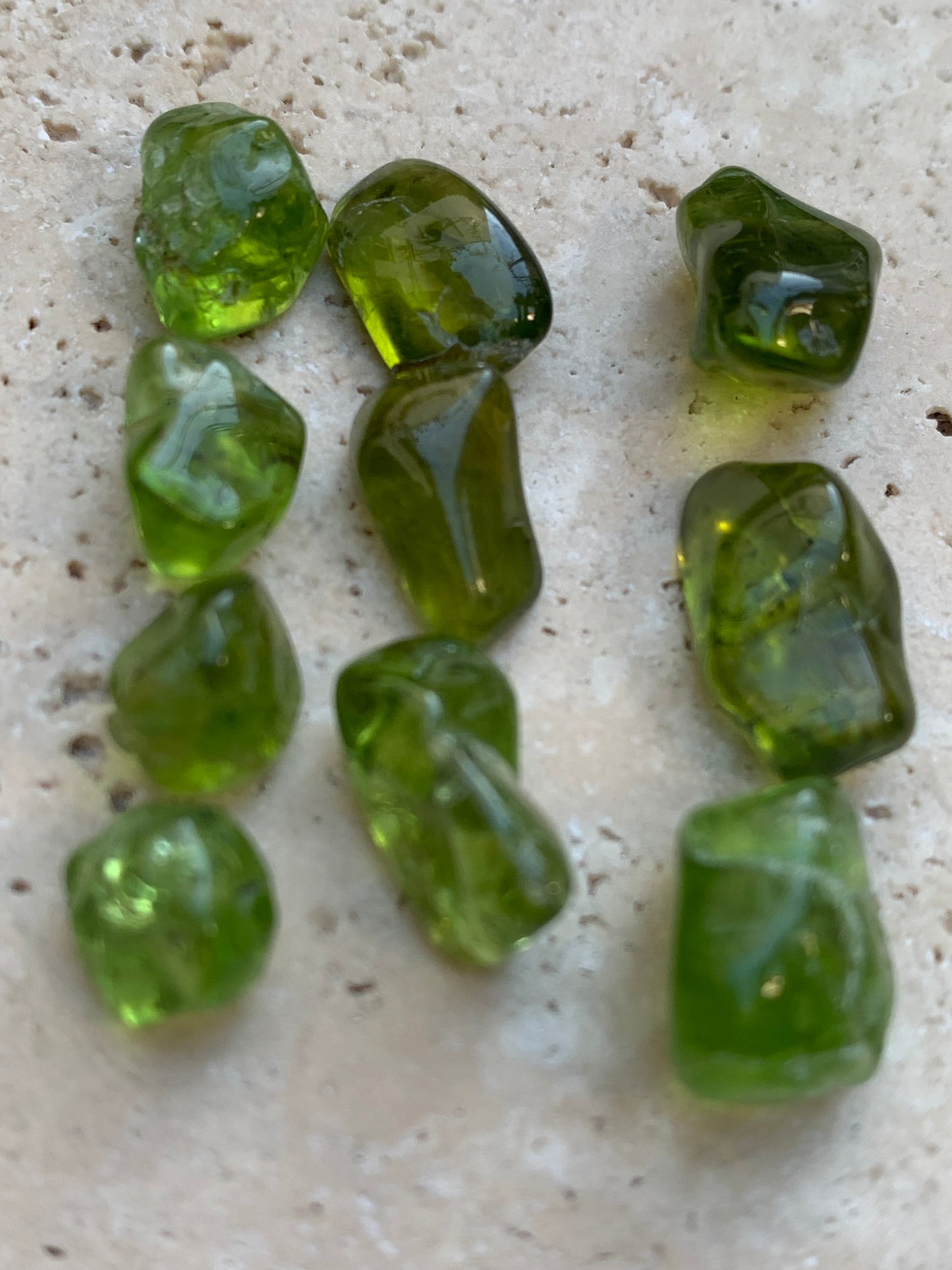 Péridot, magnifiques grains naturels des USA. Très belle qualité 'gemme', transparence et couleur régulière. Vente à 'l'unité' ou en lot !