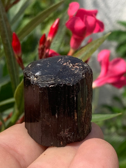 Black tourmaline, natural specimen measuring 32 x 30 x 27 mm - 50.6 grams. A very beautiful block of tourmaline! 