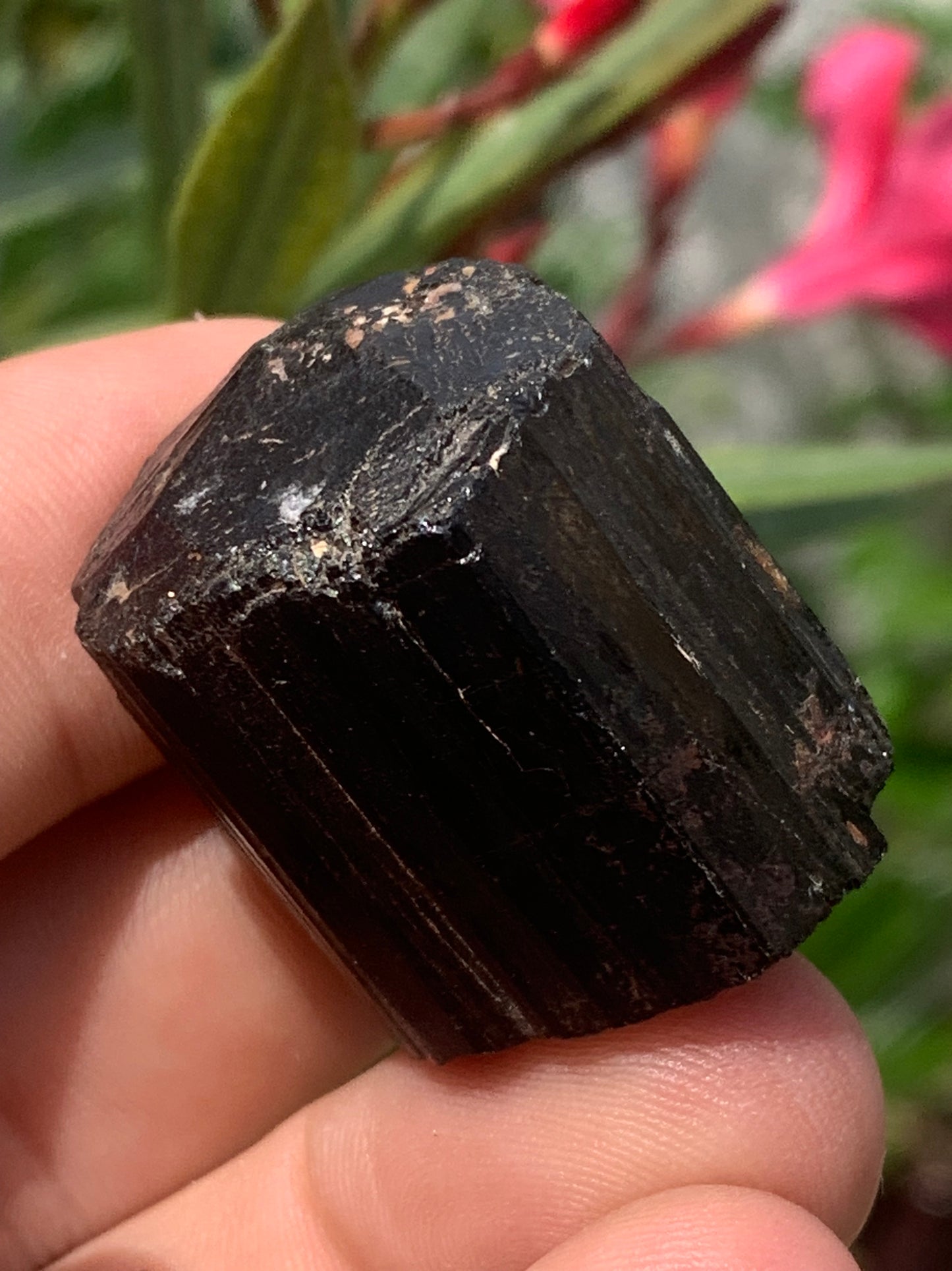 Black tourmaline, natural specimen measuring 32 x 30 x 27 mm - 50.6 grams. A very beautiful block of tourmaline! 