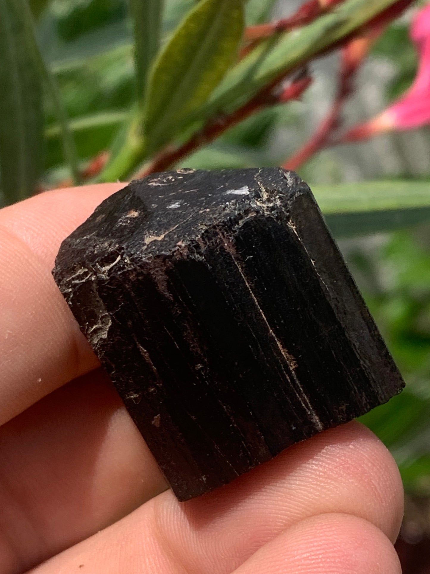 Black tourmaline, natural specimen measuring 32 x 30 x 27 mm - 50.6 grams. A very beautiful block of tourmaline! 