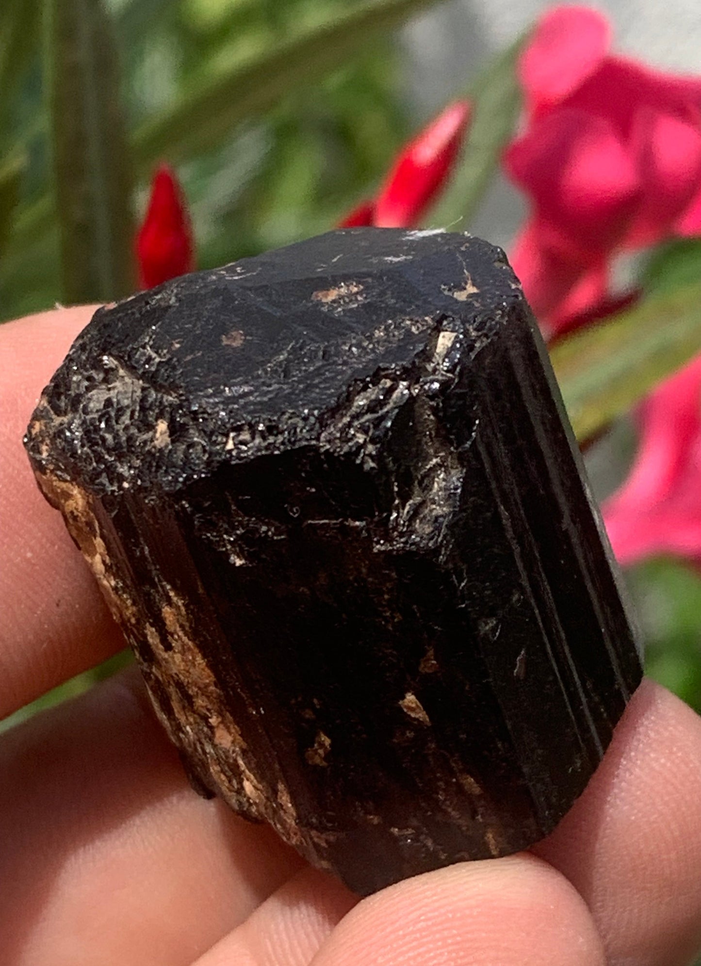 Black tourmaline, natural specimen measuring 32 x 30 x 27 mm - 50.6 grams. A very beautiful block of tourmaline! 