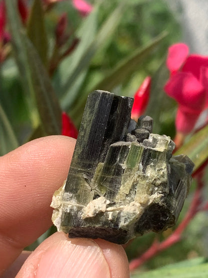 Tourmaline verte/ Verdélite, macle de cristaux naturels de 30 x 30 x 20 mm - 15,9 grammes. Magnifique petite pièce !