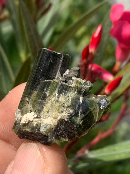 Tourmaline verte/ Verdélite, macle de cristaux naturels de 30 x 30 x 20 mm - 15,9 grammes. Magnifique petite pièce !