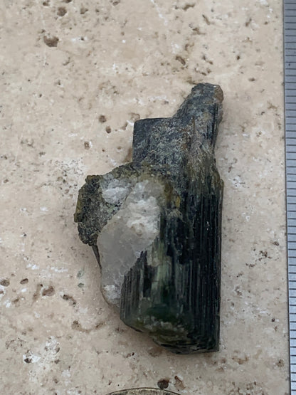 Tourmaline verte/ Verdélite, cristal naturel de 37 x 17 x 15 mm - 9,6 grammes. Magnifique petite pièce !