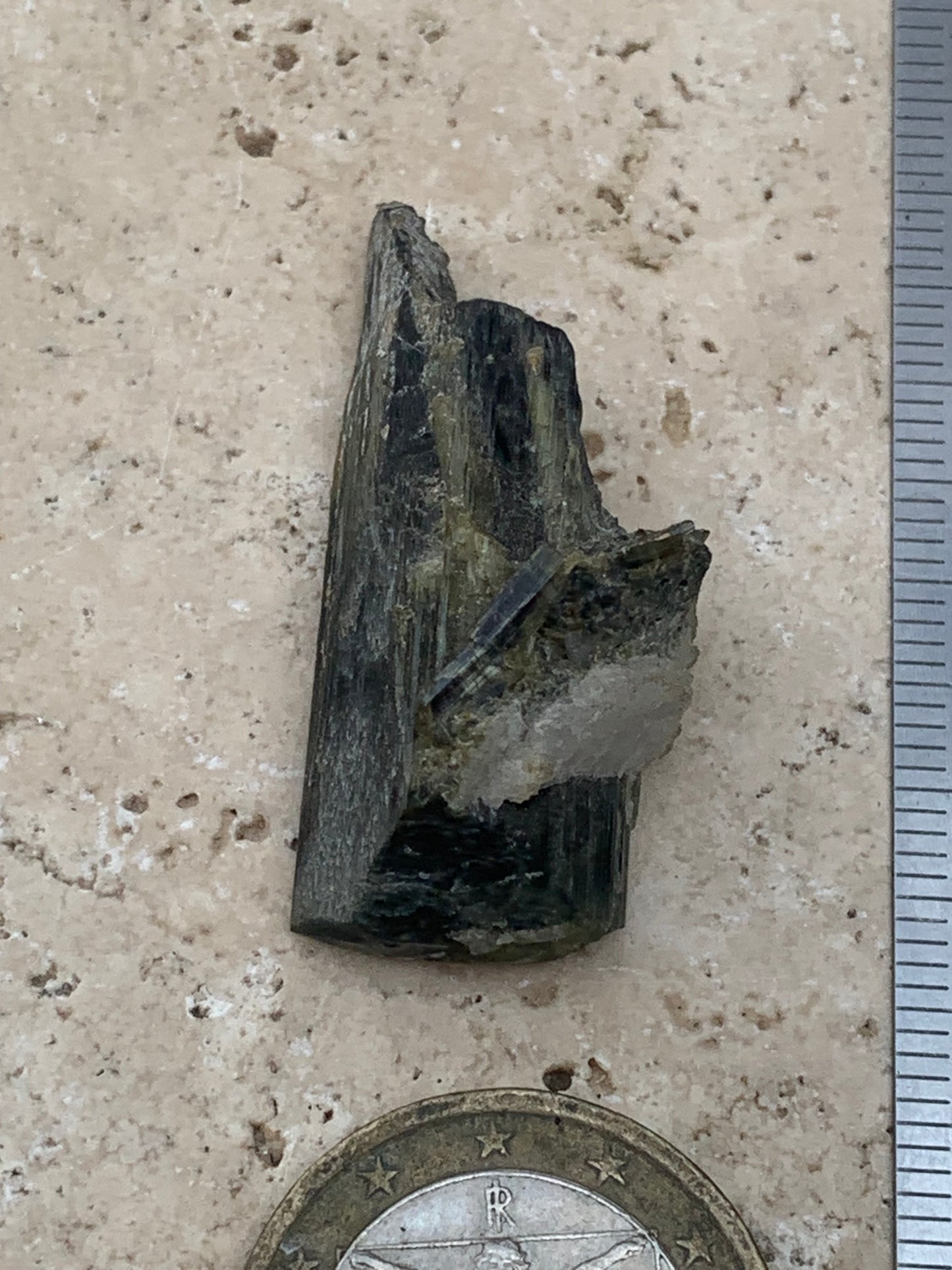 Tourmaline verte/ Verdélite, cristal naturel de 37 x 17 x 15 mm - 9,6 grammes. Magnifique petite pièce !
