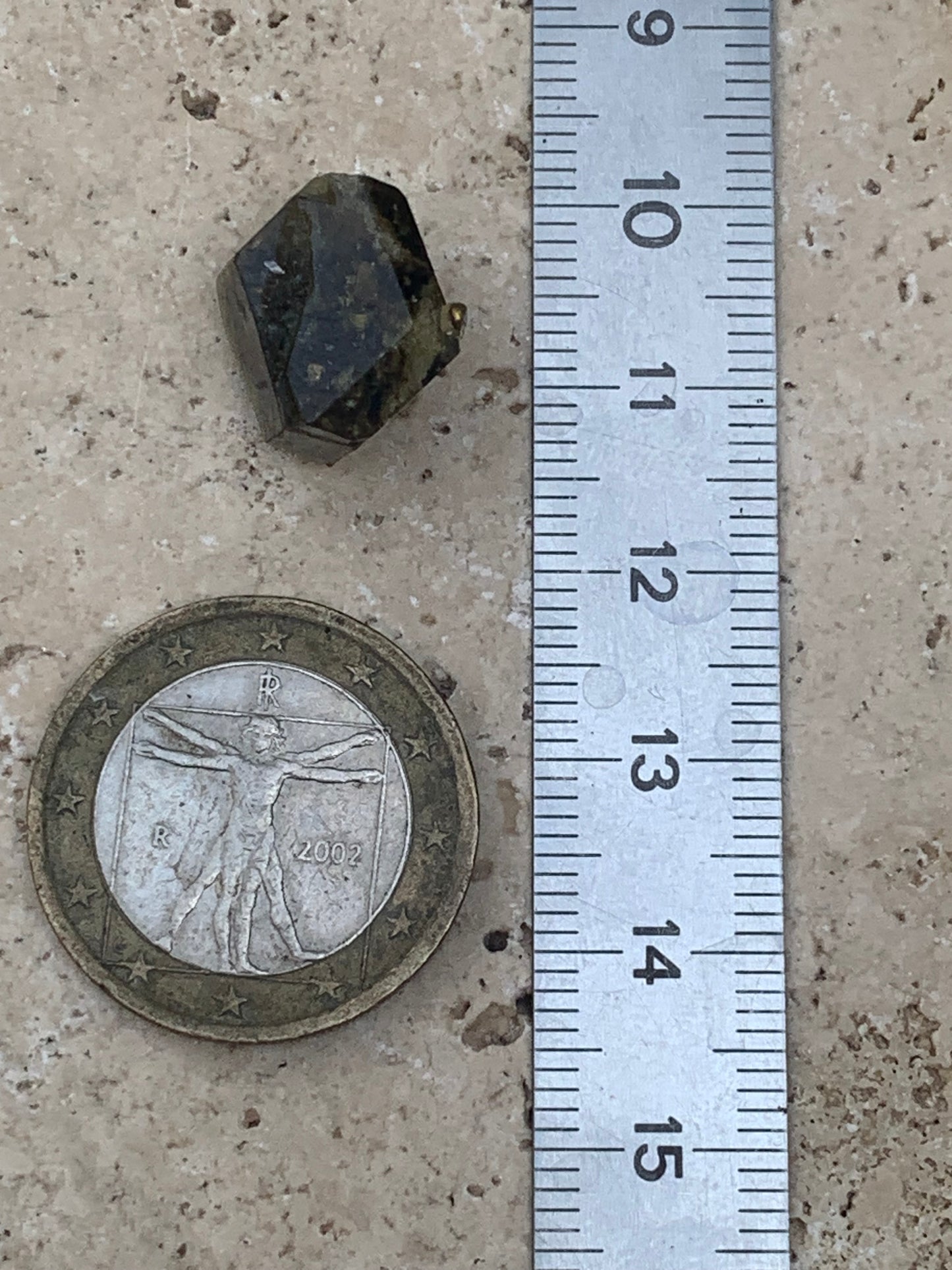 Tourmaline verte/ Verdélite, cristal naturel de 15 x 12 x 10 mm - 2,7 grammes. Magnifique cristal au vert cristal !