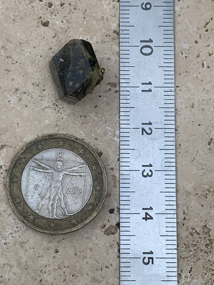 Tourmaline verte/ Verdélite, cristal naturel de 15 x 12 x 10 mm - 2,7 grammes. Magnifique cristal au vert cristal !