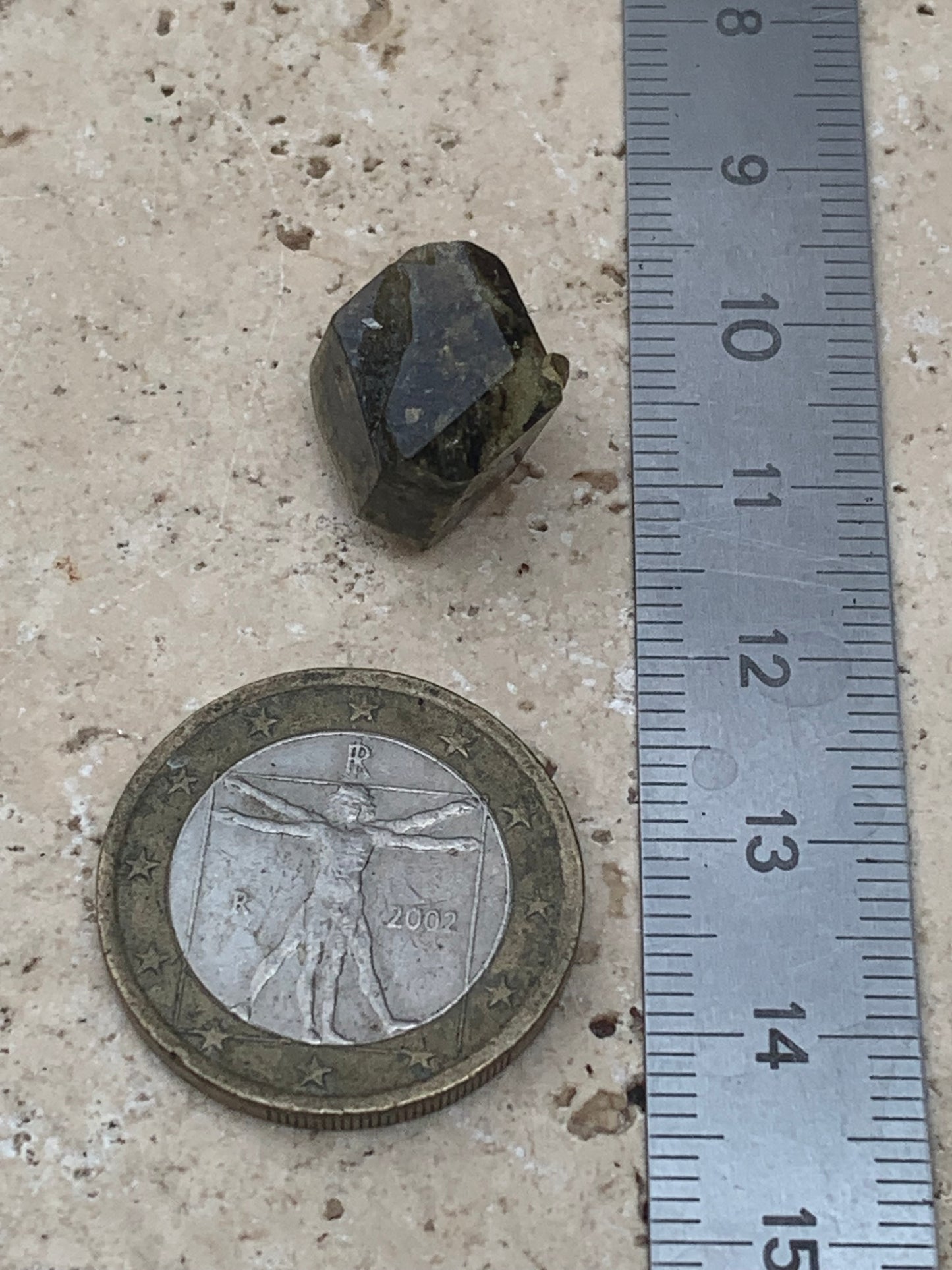 Tourmaline verte/ Verdélite, cristal naturel de 15 x 12 x 10 mm - 2,7 grammes. Magnifique cristal au vert cristal !