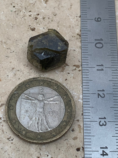 Tourmaline verte/ Verdélite, cristal naturel de 15 x 12 x 10 mm - 2,7 grammes. Magnifique cristal au vert cristal !