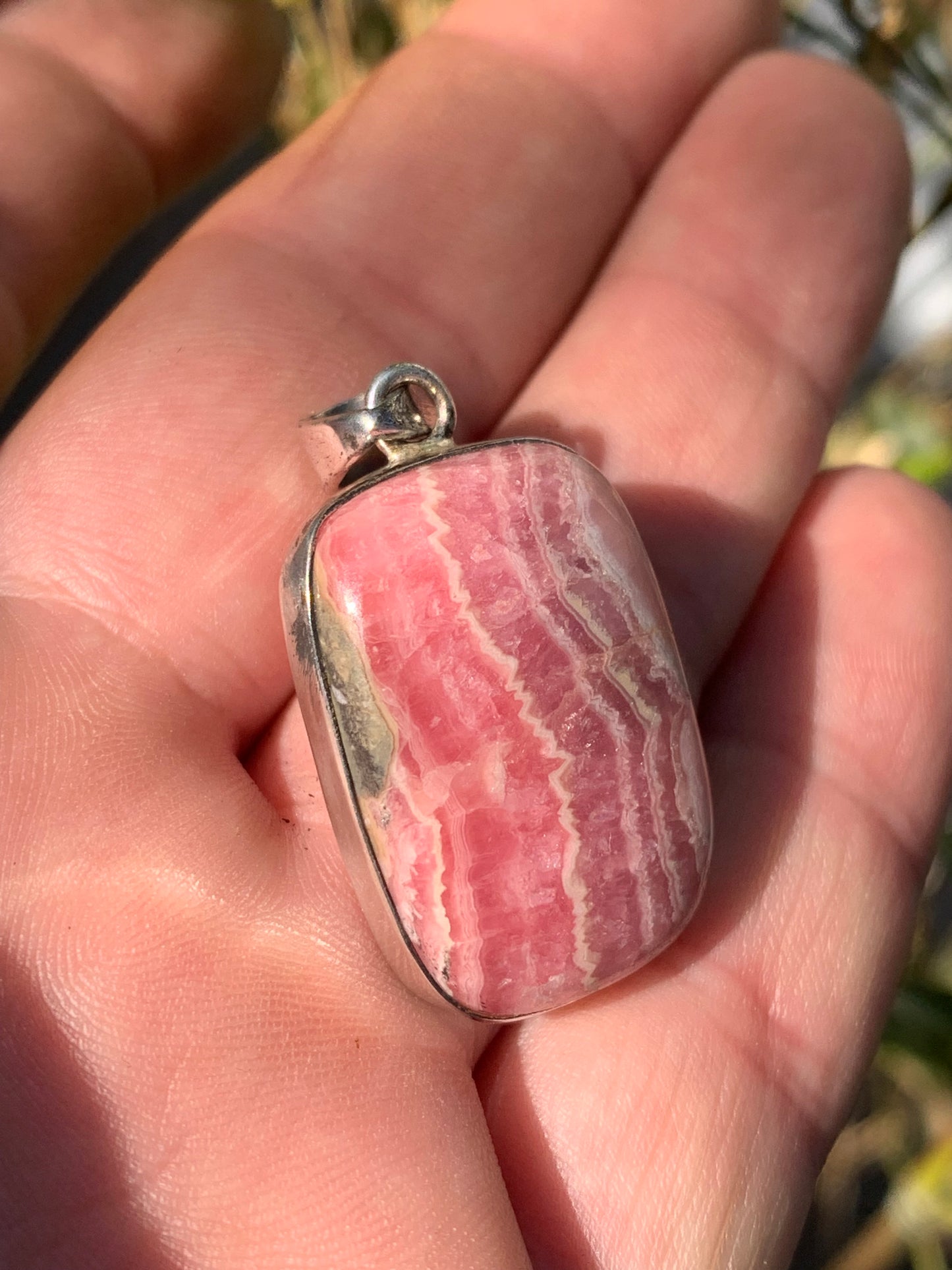 Rhodochrosite ! Pièce unique en Argent de 45 mm x 22 x 8. Vendu avec un cordon réglable de couleur noire !