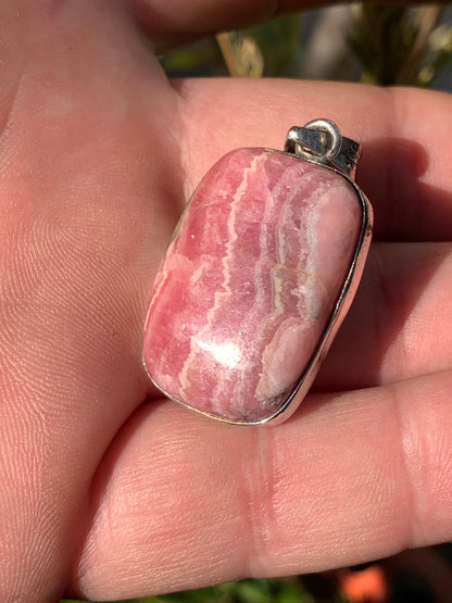 Rhodochrosite ! Pièce unique en Argent de 45 mm x 22 x 8. Vendu avec un cordon réglable de couleur noire !